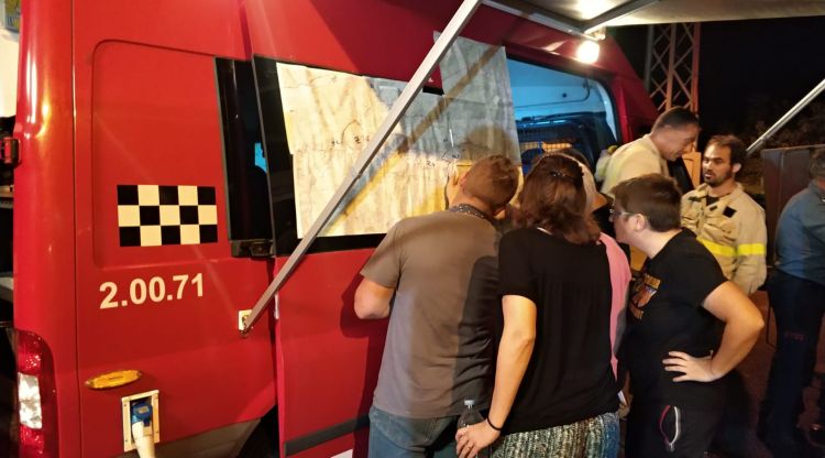 Diverses persones al punt de control instal·lat a la zona de les escoles de Riudaura. ACN