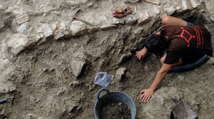 Excavant el dotzè enterrament localitzat en la campanya d'aquest 2018 al castell de Sant Iscle de Vidreres