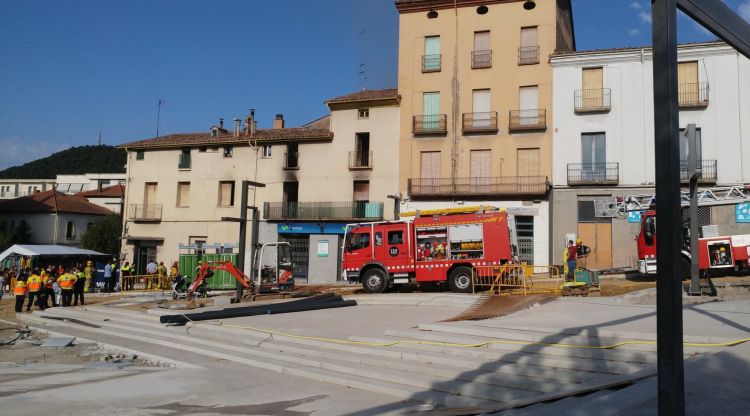 Els Bombers treballant a l'incendi. Ràdio Olot