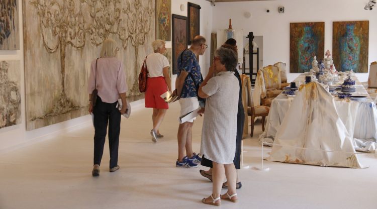 Visitants passejant per l'exposició de 'L'atelier' de Pepa Poch al Monestir de Sant Feliu de Guíxols. ACN