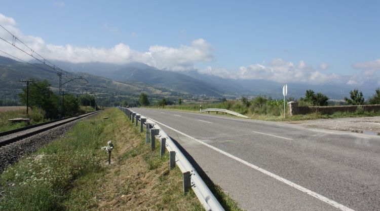 Punt de la carretera N-260 a Puigcerdà, al quilòmetre 178,5, i la via del tren al costat. ACN
