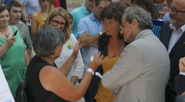 Quim Torra i Teresa Jordà parlant amb una voluntària dels tallers per la convivència de Ripoll