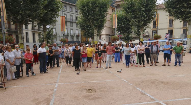 El centenar de veïns de Ripoll durant els cinc minuts de silenci convocats davant de l'Ajuntament. ACN