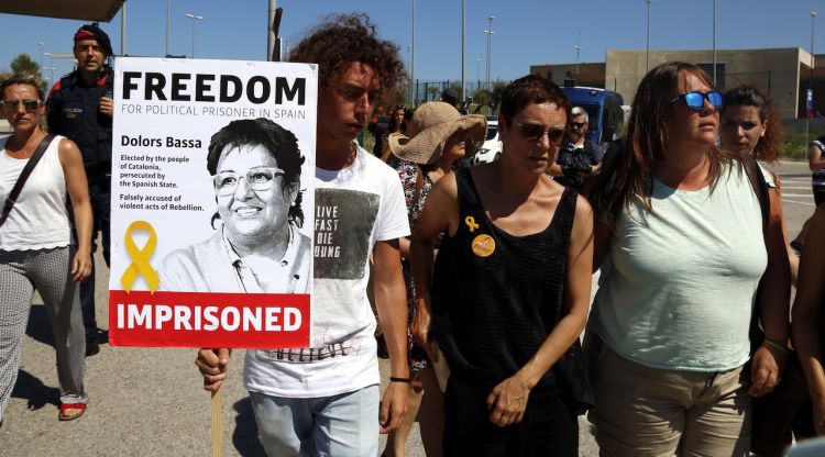Familiars de Dolors Bassa davant la presó dels Puig de les Basses el 4 de juliol. ACN