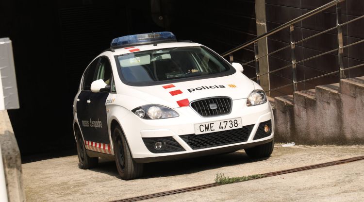 El cotxe dels Mossos d'Esquadra que transportava el raper detingut. ACN