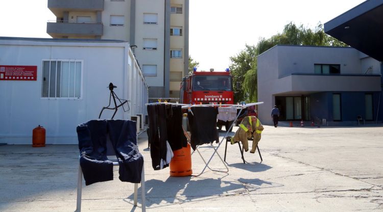 Roba estesa davant els mòduls prefabricats i el nou edifici del parc de Bombers de Figueres. ACN