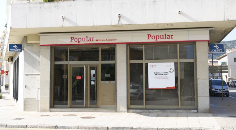 Façana de la sucursal del Banc Popular a l'Avinguda de Barcelona d'Amer. ACN