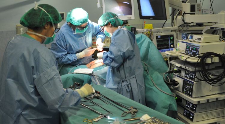 Operació a l'interior d'un quiròfan a l'Hospital Josep Trueta de Girona (arxiu)