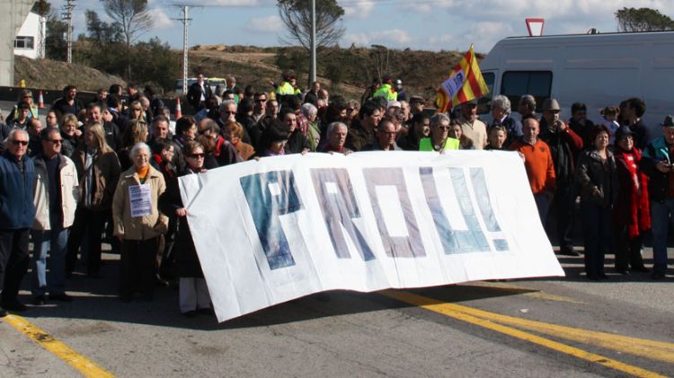 La manifestació ha aplegat un centenar de persones usuàries de la Nacional II que exigeixen que es reprenguin les obres © ACN