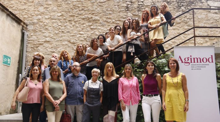 Els dissenyadors que participaran acompanyats per la directora de l'Agimod, Sílvia Castelló, i l'alcaldessa de Girona, Marta Madrenas. ACN