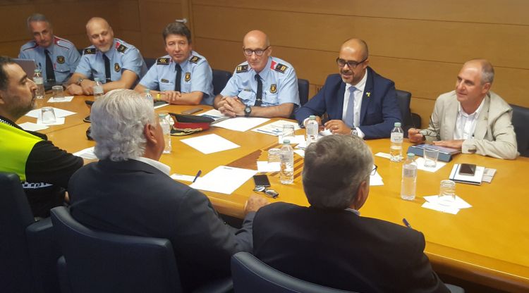 Els assistents a la Junta Local de Seguretat a Olot. ACN