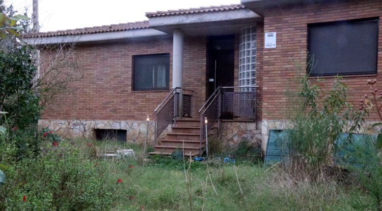 Exterior de la casa de Vallcanera on els Mossos van trobar el cadàver ahir. ACN