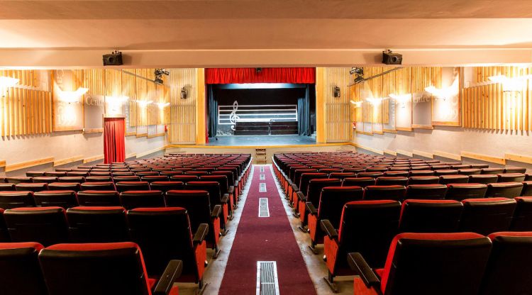 Interior del teatre del Centre Catòlic de Sant Joan de les Abadesses