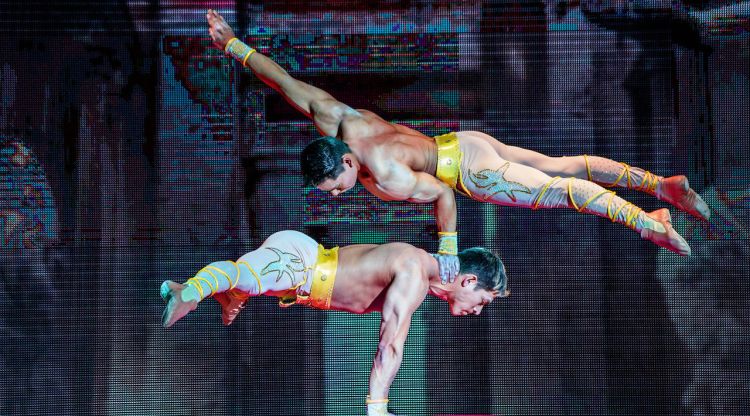 Dos artistes durant un espectacle d'equilibris que es podrà veure a la ciutat de Girona al Circ Charlie Rivel