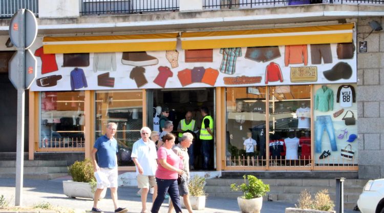 Diversos agents a l'exterior d'una de les botigues que s'estan inspeccionant a la Jonquera. ACN