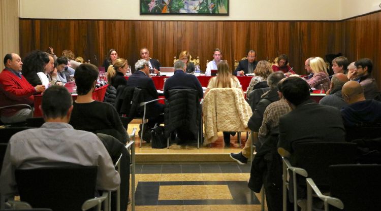 Un moment del ple de Figueres on s'ha aprovat el plec de condicions per posar a concurs el nou contracte d'escombraries. ACN