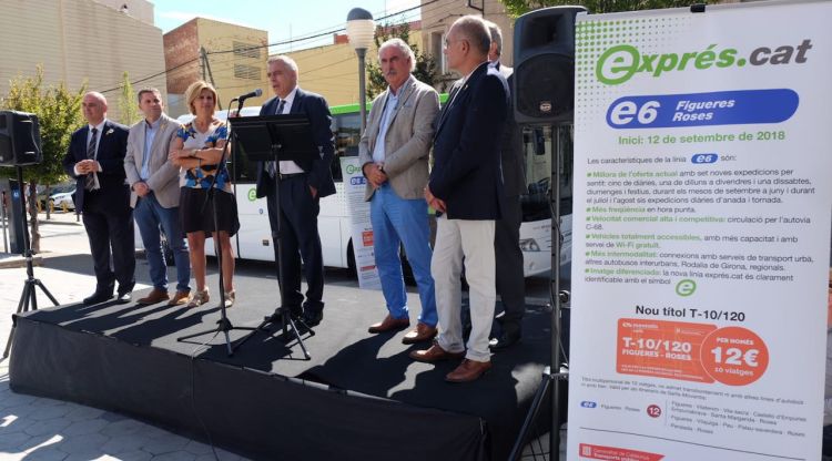 Les autoritats en la presentació de la nova línia de l'exprés.cat que unirà Figueres amb Roses