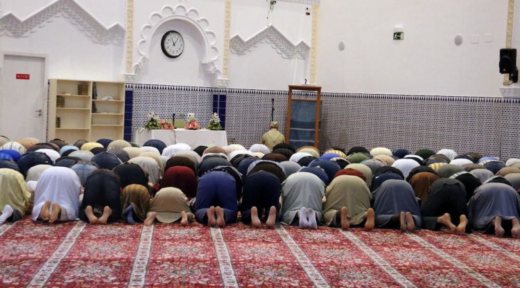 Fidels resant a la Mesquita de Salt el passat maig. ACN