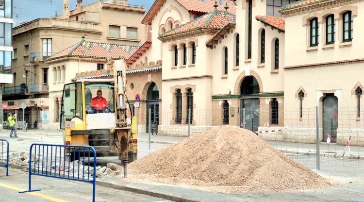 Una màquina treballant a la plaça de l'Escorxador de Figueres, aquest matí