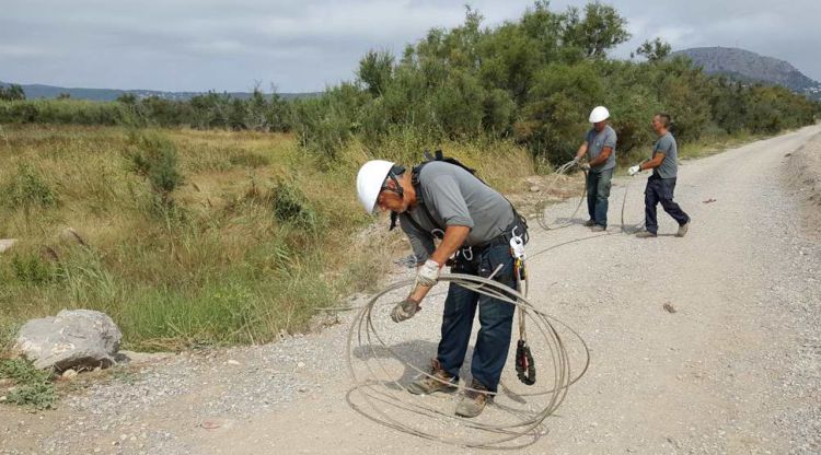 Tècnics d'Endesa retirant el cablejat de la línia aèria de la Pletera