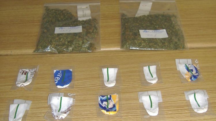 Els Mossos d'Esquadra van trobar al jove detingut cocaïna envasada al buit i pots de vidre amb marihuana © ACN