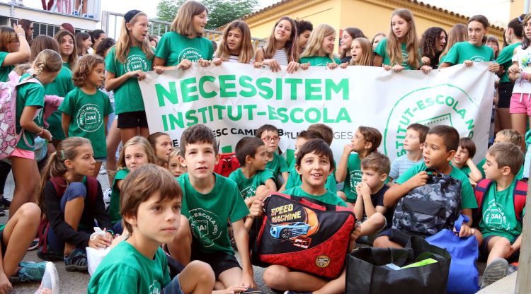 La protesta que s'ha fet a les portes de l'escola de Verges, aquest matí. ACN