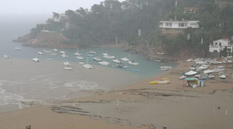 La platja de Sa Riera totalment negada després que la riera baixés plena. Protecció Civil