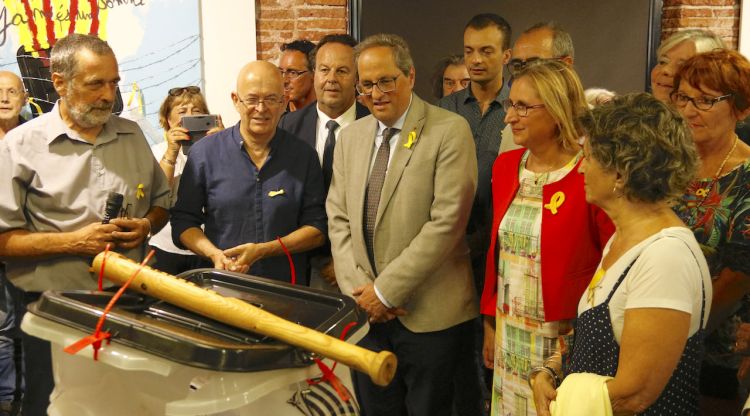 Quim Torra durant la visita a l'exposició '55 urnes per la llibertat' a la Casa de la Catalanitat de Perpinyà. ACN