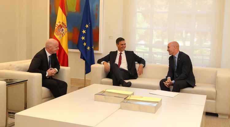 Gianni Infantino, Pedro Sánchez i Luis Rubiales, ahir a la Moncloa. Pool Moncloa/Fernando Calvo