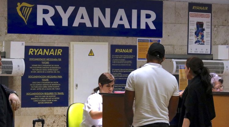 Dos passatgers facturant a l'aeroport de Girona al mostrador de Ryanair el passat 10 d'agost. ACN