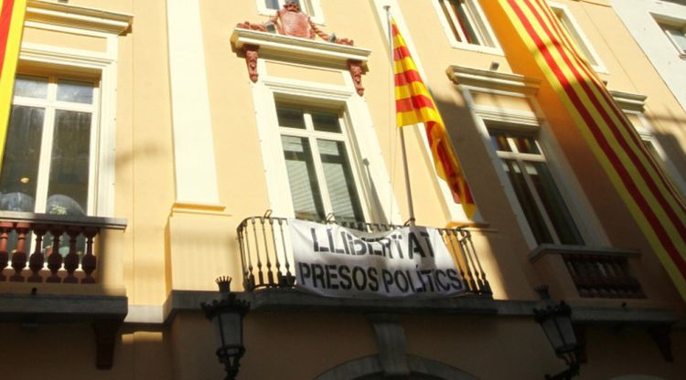 La façana de l'Ajuntament de Blanes abans que arrenquessin la pancarta