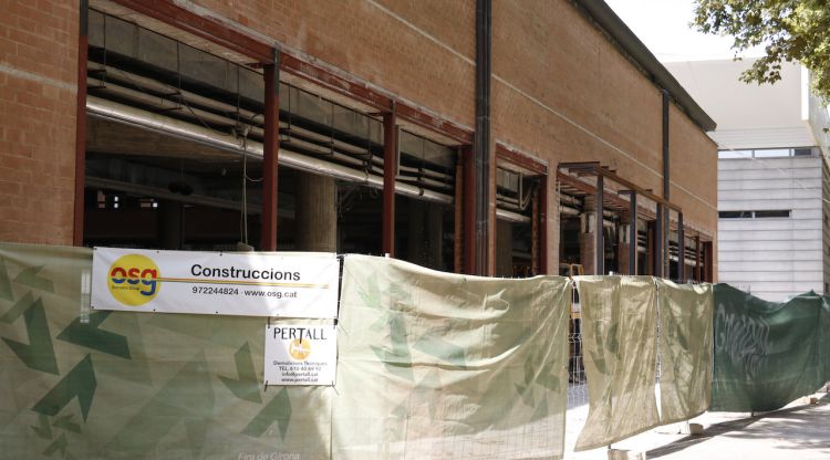 La façana en obres de Fira de Girona. ACN