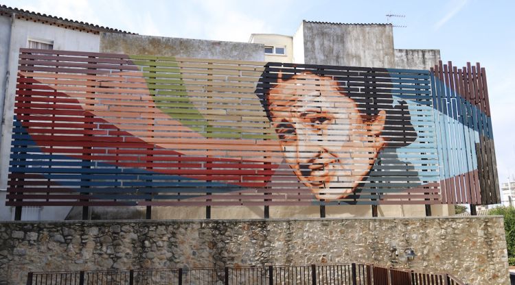 El mural dedicat a Antònia Adroher pintat per Andrea Btoy al Barri Vell de Girona, com a part del festival d'art urbà Milestone Project. ACN