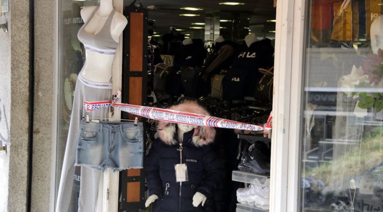 Una de les botigues del Pertús amb el precinte dels Mossos d'Esquadra. ACN