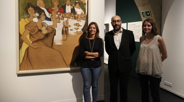 Pla general d'una de les obres de Ramon Pichot al CaixaForum Girona amb Anna Colomer, Eduard Vallès i Isabel Fabregat. ACN