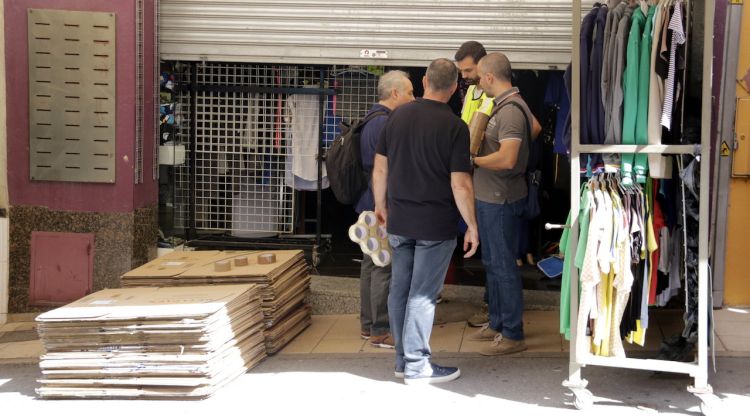 Els Mossos escorcollant una de les botigues del Pertús en el marc del dispositiu Draps 4. ACN