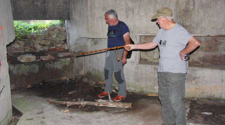 Interior d'un dels búnquers on es pot veure a dos dels voluntaris en aquesta recerca, Pere Secases i Pere Cirera. ACN