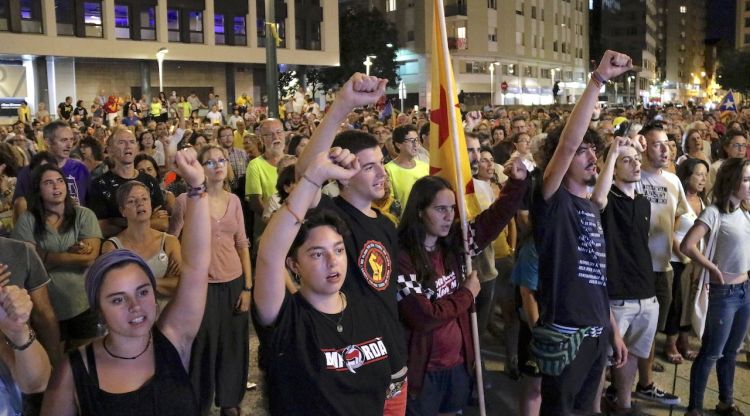 Els manifestants de Girona en el moment de cantar Els Segadors. ACN