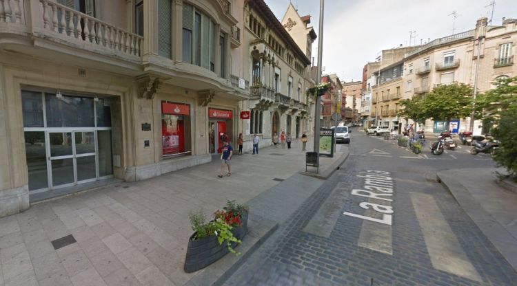 L'atracament va tenir lloc en el caixer situat en un banc en plena Rambla de Figueres
