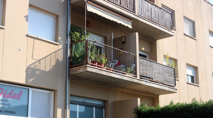 El balcó del pis del barri de Germans Sàbat des del qual el lladre va intentar fugir despenjant-se per la façana. ACN