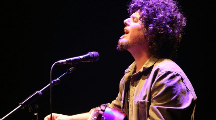 El cantautor Juanjo Bosk interpreta una cançó durant la inauguració del 23 Festival Barnasants. ACN