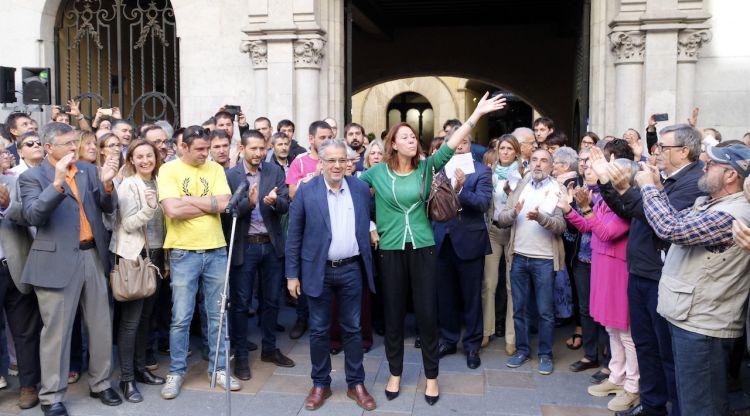Madrenas i Piferrer saludant als alcaldes, regidors, diputats, representants d'entitats i veïns que es van concentrar a la plaça del Vi abans de declarar(arxiu). ACN