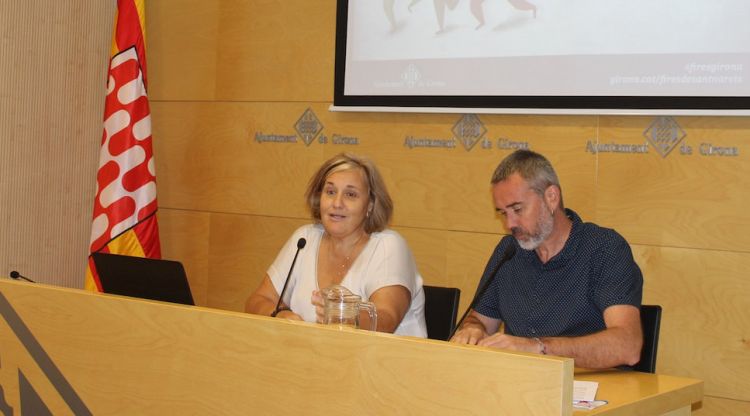 La regidora de Dinamització a Girona, Eva Palau i el programador musical, Natxo Morera de la Vall, exposant la programació musical