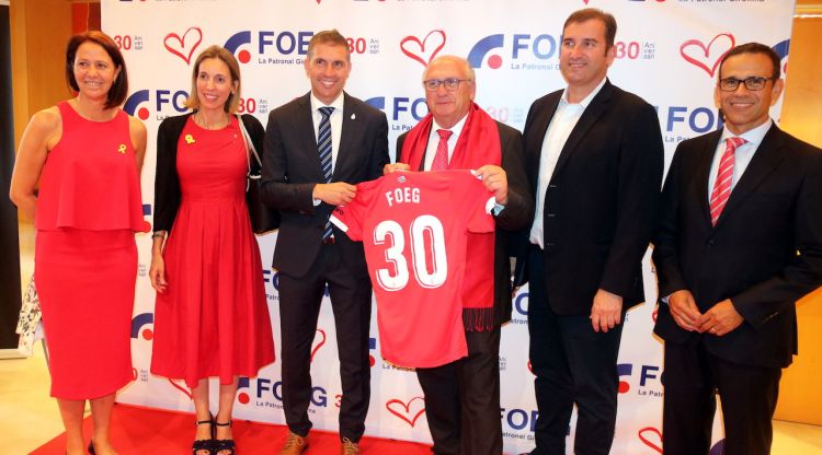 El president de la Foeg, Ernest Plana, rep una samarreta del Girona FC que commemora els 30 anys de la patronal gironina. ACN