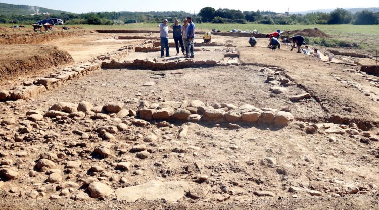 Els arqueòlegs i autoritats visitant a la nova zona excavada a la vila romana de Can Ring de Besalú. ACN