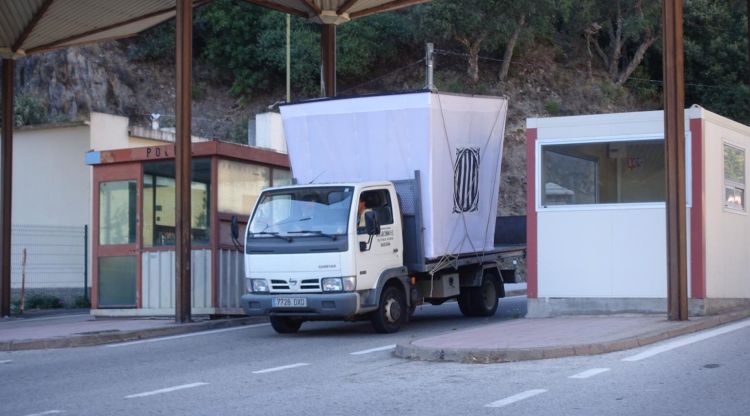 La camioneta amb l'urna gegant entrant pel Pertús. Jack Gou