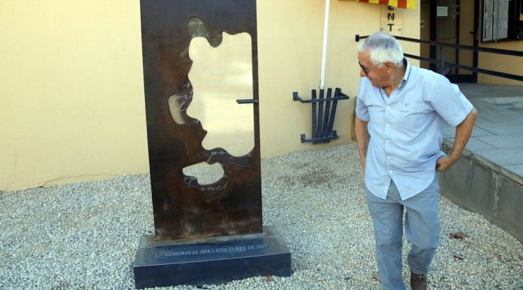 L'alcalde d'Esponellà, Joan Farrés, es mira l'escultura de l'1-O que s'inaugurarà. ACN