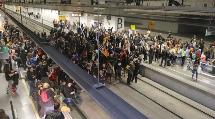 Els manifestants tallant l'estació del TAV a Girona. CDR Girona i Salt