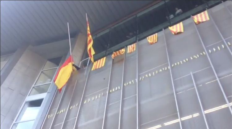 Moment en que retiren la bandera espanyola de la seu de la Generalitat. SER Girona