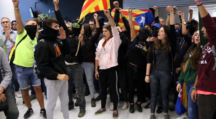 Alguns dels manifestants a l'interior de la delegació del Govern a Girona. ACN